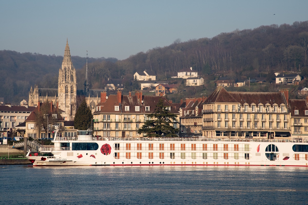 Nuestro barco de crucero el A-Rosa-Viva en el precioso pueblo de Caudebec-en-Caux, situado en las orillas del Sena (Francia) A-ROSA-VIVA A ROSA VIVA A ROSA CRUCEROS A-ROSA KREUZFAHRTEN AROSA CRUISES CRUCEROS AROSA CRUCEROS EN ESPAÑOL CRUCEROS PANAVISION CRUCEROS FLUVIALES PANAVISION CRUCEROS SENA CRUCEROS FRANCIA CRUCEROS RIO SENA SEINE CRUISES #Arosa #Arosaviva #Arosacruises #SeineCruises #CrucerosSena #Creuers #CrucerosFrancia